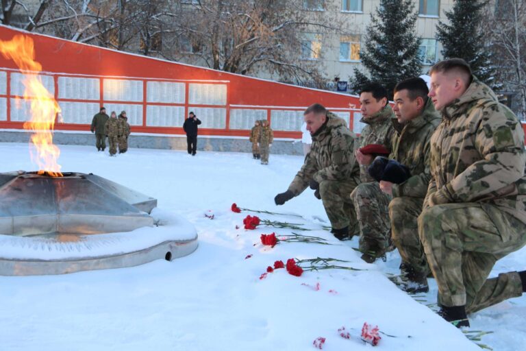 В День Героев Отечества миасцы пришли к Вечному огню