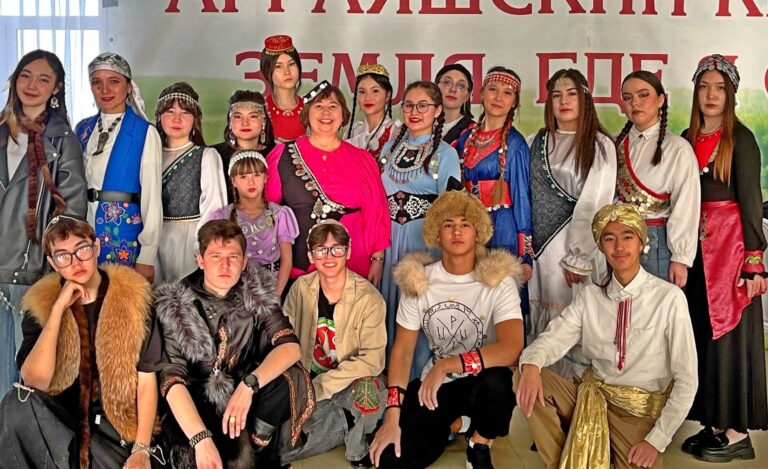Студенты Аргаяшского медколледжа осваивают подиум в национальных костюмах